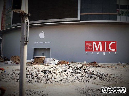 正门上方的巨大苹果LOGO清晰可见