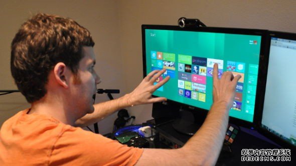 Windows 8引入了动态磁贴，能够更好地适应触控操作