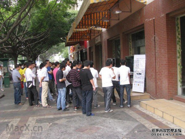 老外记者再入深圳富士康工厂 一片和谐气氛