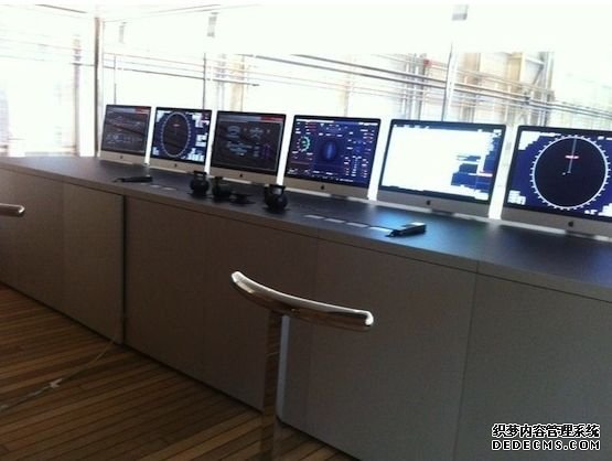 船舱内部摆放了7台27英寸iMac